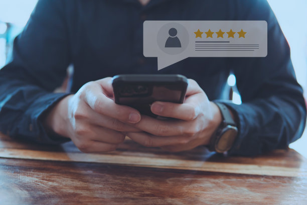 客户评审良好的评级概念和手压笑脸图标和五星在视觉屏幕上的质量和积极的客户反馈，证明和证词。图片下载