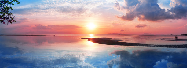 美丽的海上日落景观，海洋日出，热带岛屿海滩自然，柔软的粉红色天空云，阳光反射，蓝色平静的水，黎明海景，暑假度假旅游，泰国，苏梅岛图片下载