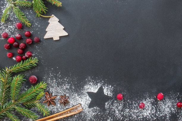 2023年新年快乐，背景设计，俯瞰松枝与球果，玩具，浆果和字母。平的。复制的空间。2023年新年和圣诞节的概念。图片下载