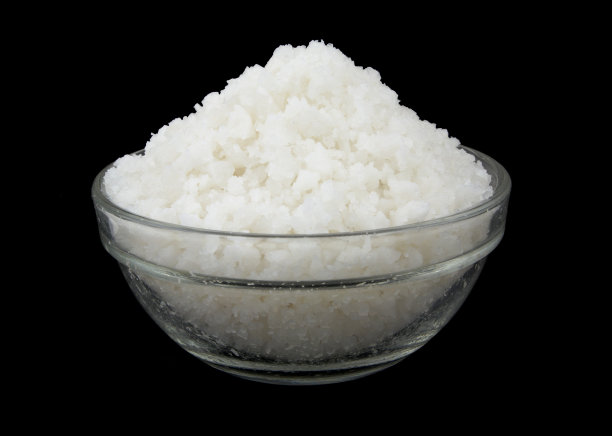 玻璃碗与盐隔离在黑色图片下载
