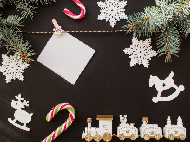 2023年新年快乐，背景设计，俯瞰松枝与球果，玩具，浆果和字母。平的。复制的空间。2023年新年和圣诞节的概念。图片下载