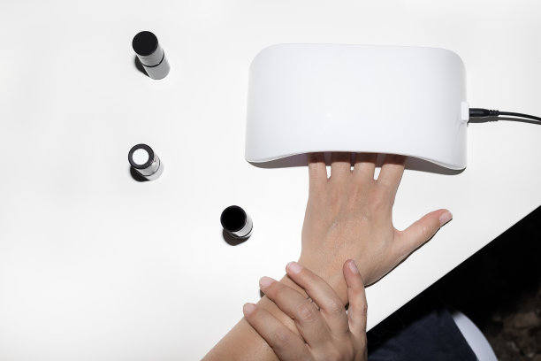 女人等着指甲干图片下载