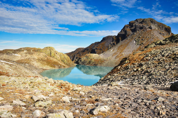 维尔德西，山湖在皮诺。秋天去湖边远足。在瑞士阿尔卑斯山的漫游。神奇的山全景。高质量的照片图片下载