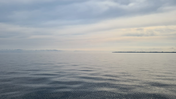 在阳光下航行，无边无际图片下载