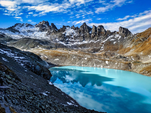 维尔德西，山湖在皮诺。秋天去湖边远足。在瑞士阿尔卑斯山的漫游。神奇的山全景。高质量的照片图片下载