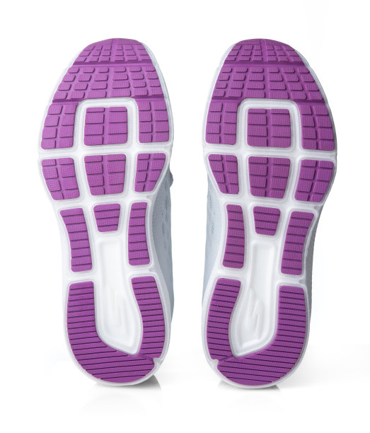 在白色背景上有紫色白色鞋底的跑鞋。底视图图片下载