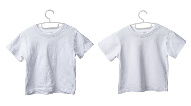 白色的t恤皱巴巴的，在白色的底色上很光滑图片下载