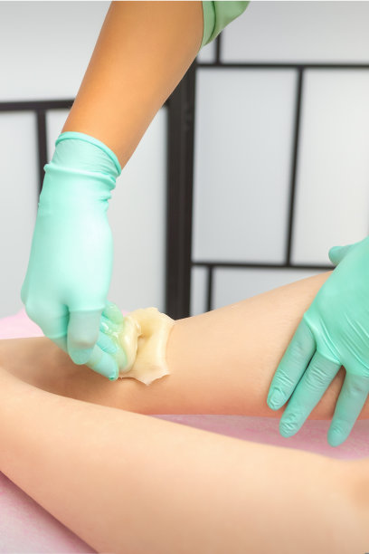 在美容院用糖膏脱毛的打蜡脱毛程序。图片下载