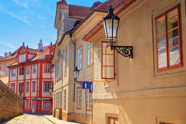 布拉格哈拉德坎尼历史区狭窄街道的城市景观图片下载