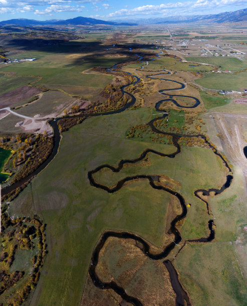 草地上的小溪水道无人机鸟瞰图图片下载