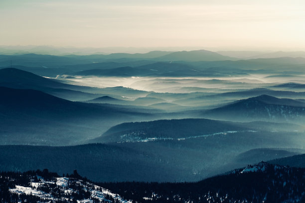 在冬夜日落时，色彩斑斓的小山与色调透视。摘要全景景观Gornaya Shoria, Sheregesh滑雪场在俄罗斯雾山自然背景图片下载