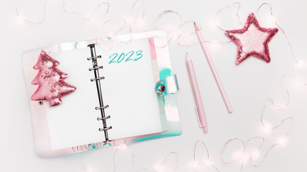 新年计划概念，庆祝装饰女孩的工作空间，打开空白的剪贴簿或日记，铅笔，金属粉色圣诞树和闪亮的星星。假日学校文具，横幅，复制空间图片下载