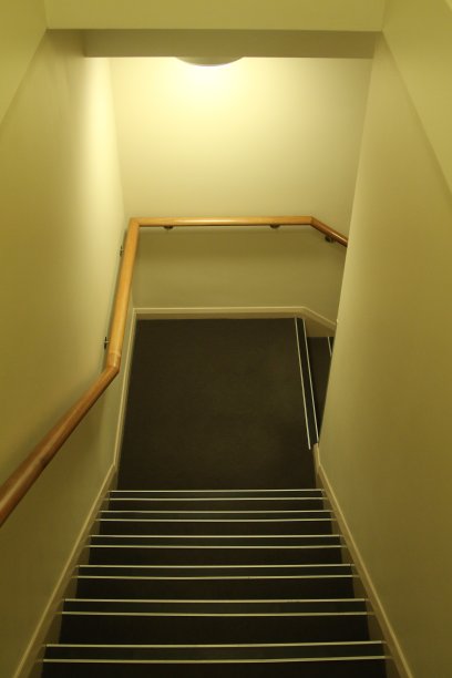 陡峭的楼梯图片下载