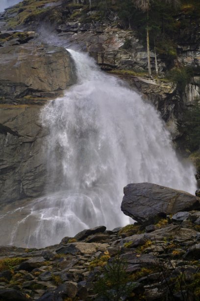 奥地利的克里姆尔瀑布。森林里的瀑布。瀑布在奥地利。瀑布的瀑布。在绿色的针叶林中有一个高高的瀑布。图片下载