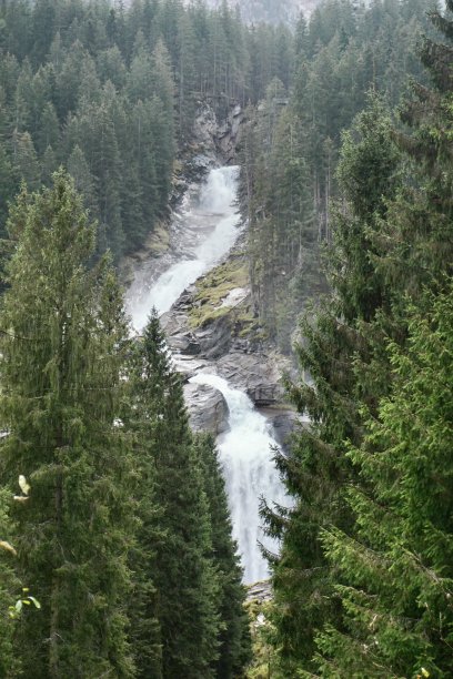 奥地利的克里姆尔瀑布。森林里的瀑布。瀑布在奥地利。瀑布的瀑布。在绿色的针叶林中有一个高高的瀑布。图片下载