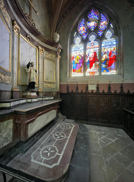 法国兰斯教堂墙上的彩色玻璃图片下载