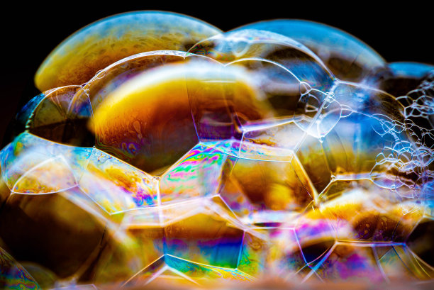 肥皂泡，五颜六色的抽象。宏。图片下载