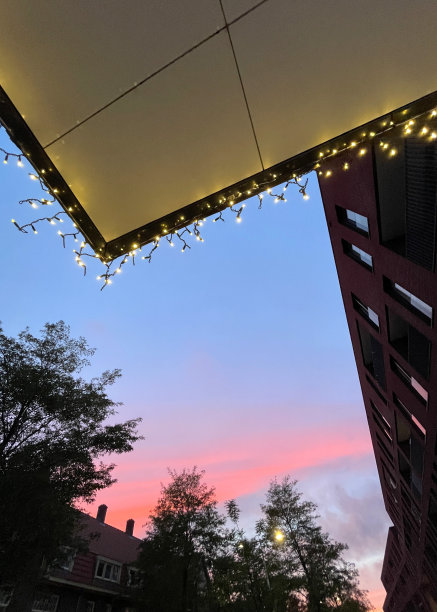 城市里的圣诞彩灯和夕阳图片下载