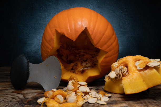 清理万圣节南瓜雕刻，去掉里面的内脏。图片下载