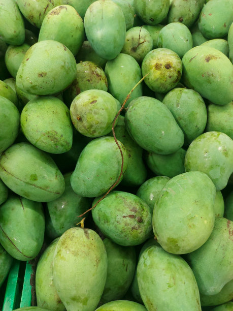 一堆芒果准备出售图片下载