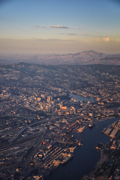 从旧金山附近的飞机上鸟瞰圣何塞市中心。加州。美国。图片下载