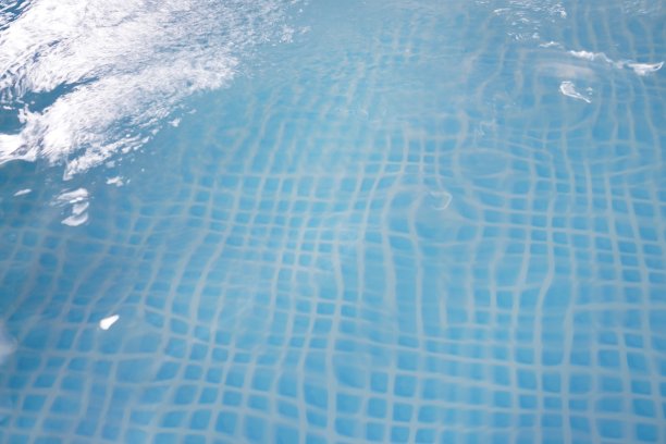 这张照片显示的是房子外面游泳池里的水。图片下载