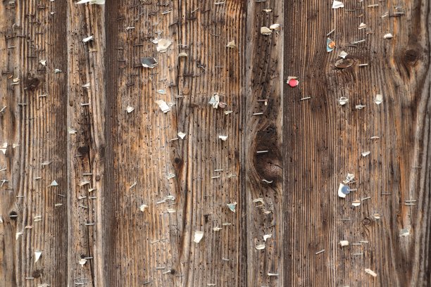 一面有图钉的饱经风霜的木墙图片下载