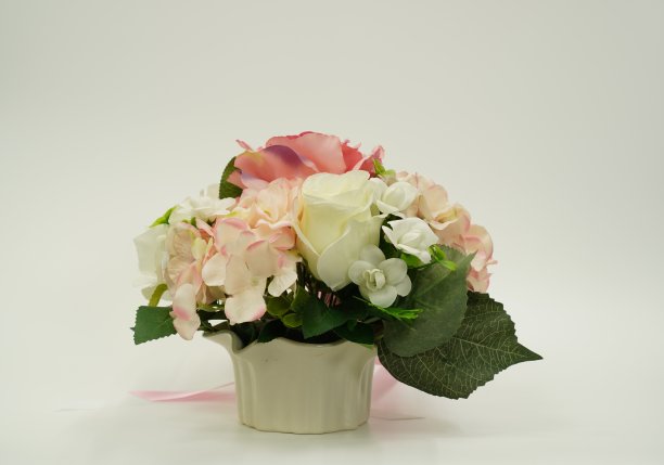 图片一束纸花在一个花瓶为房间装饰在白色的背景，孤立，近距离。图片下载