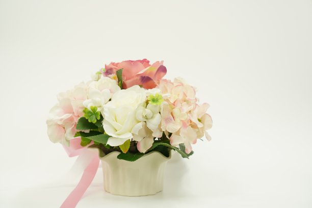 图片一束纸花在一个花瓶为房间装饰在白色的背景，孤立，近距离。图片下载