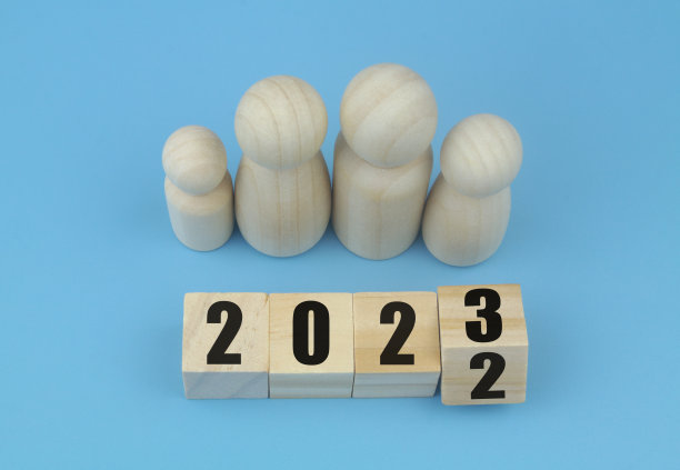 蓝色背景的家庭数字和数字2022和2023的立方体。图片下载