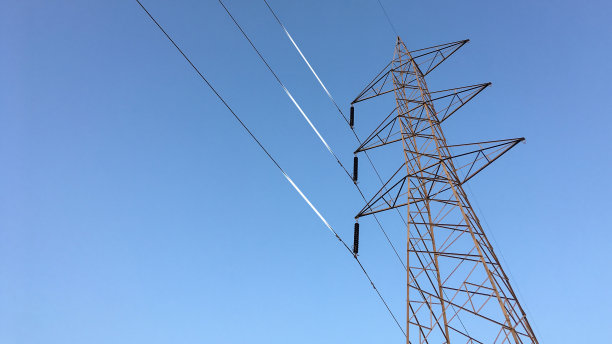 装有发光电线的输电塔图片下载