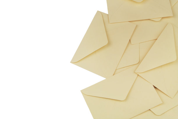 邮件信封隔在白色上，留有复印空间图片下载