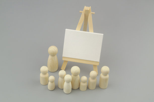 画架与空白画布和木制的教师和学生的数字。图片下载