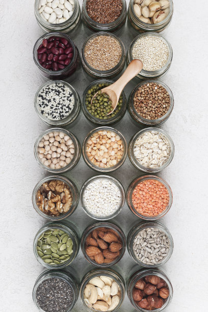 素食者的蛋白质来源。各种健康素食。顶视图种子，坚果，豌豆，豆类，大米，斯佩尔特，燕麦白色背景图片下载