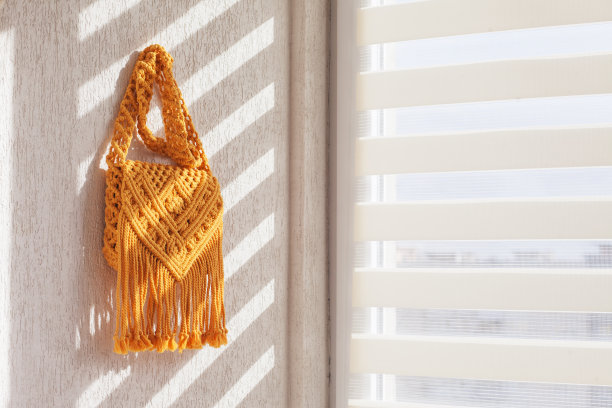 手工流苏棉玫瑰挎包。女士用的环保棉绳袋。北欧风格的袋子。黄色配色，可持续时尚配饰。细节。近距离图像图片下载