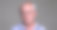 严肃的男人看着灰色背景上的相机图片下载