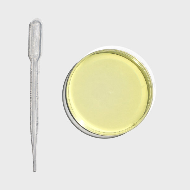 聚氯化铝液体在培养皿中放置在白色实验室桌子上的滴管旁边。化妆品和洗漱用品的化学成分。俯视图图片下载