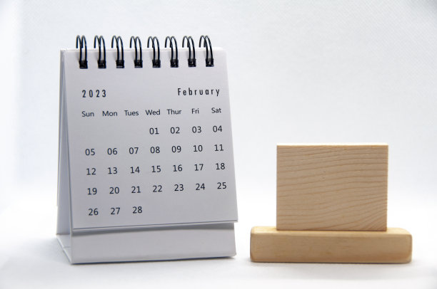 2023年2月白色台历，白色背景，可定制的木质文本空间。图片下载