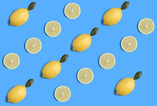 蓝色背景上的柠檬。平的。模式。前视图。图片下载