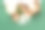 纸器具在白色棉网袋在绿色背景。牛皮纸纸杯，食品容器和竹制餐具套装-生态纸餐具图片下载