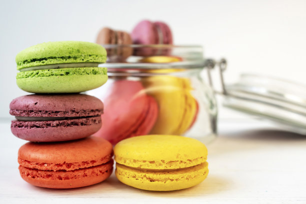 白色背景上的彩色甜马卡龙。美味的五颜六色的杏仁饼。侧视图，文本空间。图片下载