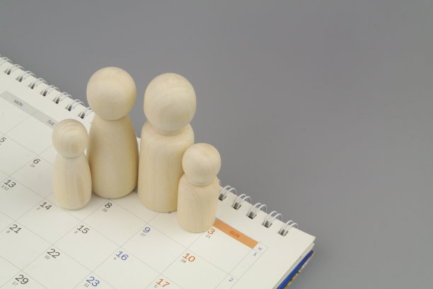 灰色背景的日历上的家庭人物。图片下载