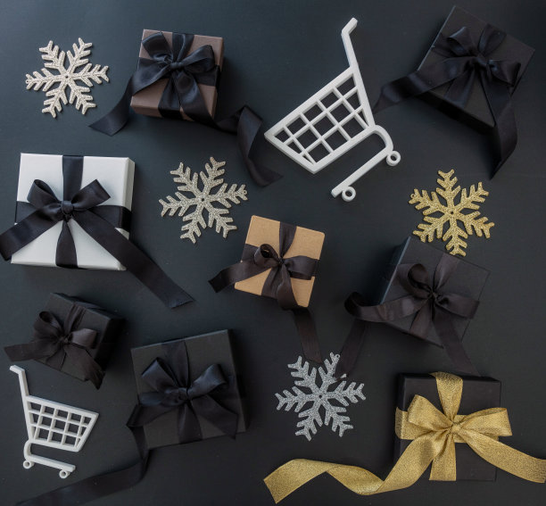 黑色星期五大减价。圣诞礼品盒，购物车和时钟图片下载