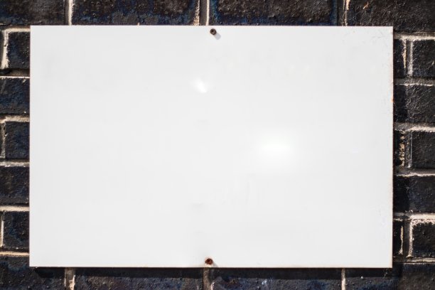 特写的白板在砖墙与复制空间的内容图片下载