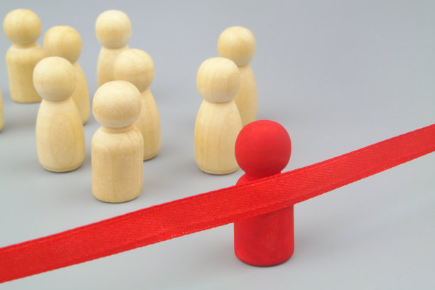 许多人认为是竞争对手，红色的人认为是领导者接近终点。图片下载