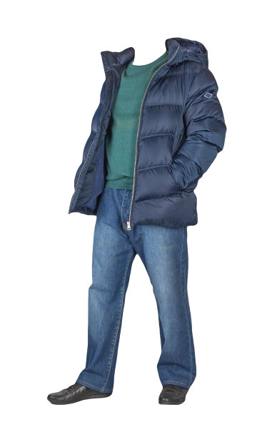 深蓝色牛仔裤、毛衣、带兜帽的夹克和白色背景下的黑色皮鞋。随意的风格图片下载