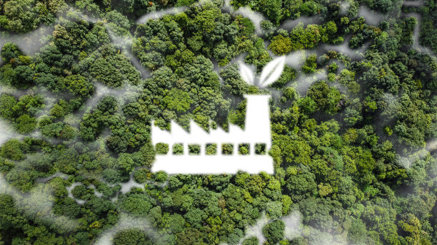 环保的生产理念，保护在茂盛森林中央的白色雾状工厂。图片下载