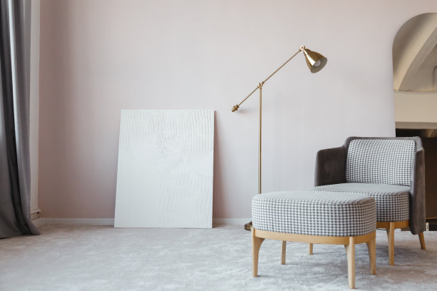 时尚简约的室内装饰，配有镜子，扶手椅和落地灯图片下载