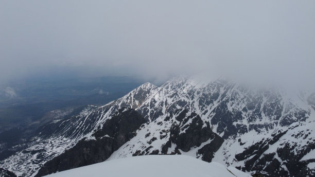 无人机拍摄的被浓雾覆盖的雪山航拍照片图片下载