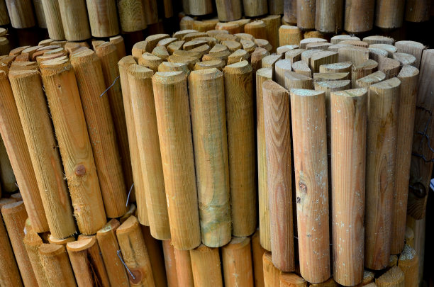 花园入口处有一个色彩斑斓的多年生花坛，花坛旁边有一个装饰性的木栅栏。从后面用一根电线连接。花和石头盛开。堆叠鲁尔inwarehouse图片下载